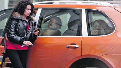 Настя Каменских рассекает на ярком Porsche