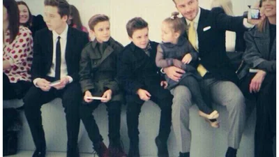 Дэвид Бекхем с детьми на модном показе Виктории