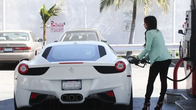 Шикарная Ким Кардашян любит шикарные авто