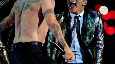 Бруно Марс зажигал на сцене с Red Hot Chili Peppers