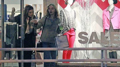 Невеста Джонни Деппа устроила шопинг с дочкой актера