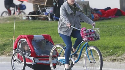 Пинк рассекает улицы на модном велосипеды