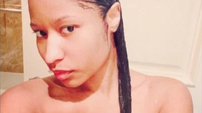 Голая Ники Минаж выложила неудачное фото из ванной комнаты