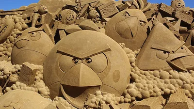 Удивительные песочные скульптуры Angry Birds шокировали мир
