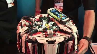 Робота навчили складати Кубик Рубіка