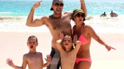 Бритни Спирс показала первое семейное фото на пляже
