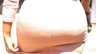 Ким Кардашьян случайно показала утягивающее попу белье
