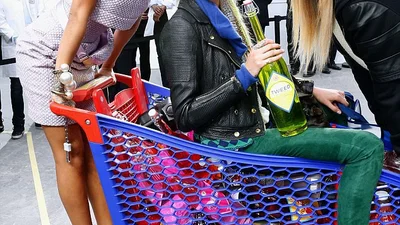 Рианна оторвалась на модном шоу Chanel в супермаркете