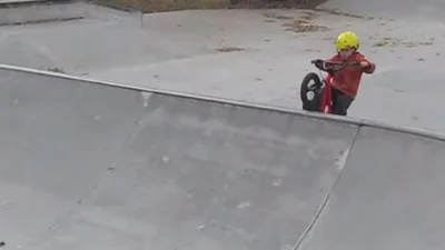 4-летний мальчик нереально круто катается на велосипеде
