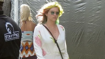 Певица Kesha напугала журналистов зелеными волосами