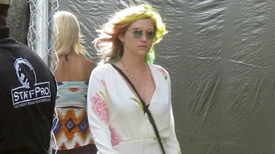 Співачка Kesha налякала журналістів зеленим волоссям
