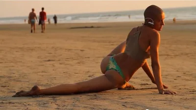 Сексуальная йога на пляже удивила весь мир