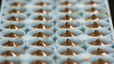 Как делают шоколадные яйца на фабрике