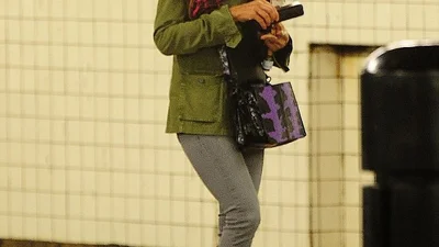 Икона стиля Сара Джессика Паркер ездит в метро