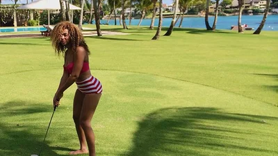 Бейонсе в бикини играет в гольф