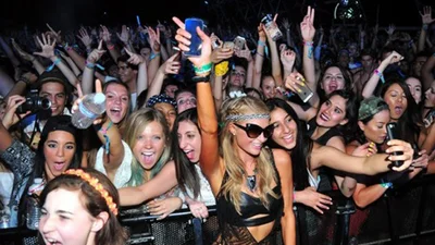 Пэрис Хилтон пришла на фестиваль Coachella почти без одежды