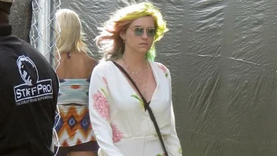 Певица Kesha облачила свою фигуру в странный наряд