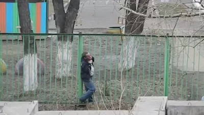 Хит интернета: пьяный мужчина застрял в заборе