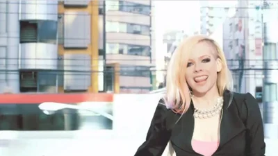 Всегда молодая Avril Lavigne порадовала клипом Hello Kitty
