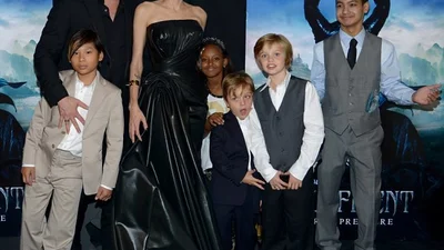 Анджелина Джоли с Брэдом Питтом и детьми презентовала фильм «Малефисента»