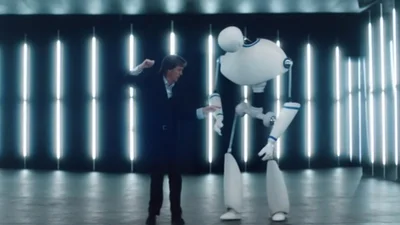 Пол Маккартни в новом клипе танцует с роботом