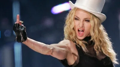 Знаменитости показывают средний палец