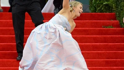 Голливудская невеста Кличко упала на красной дорожке