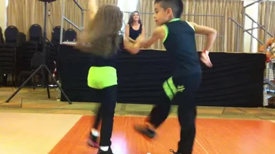 Удивительно талантливые детишки взорвали интернет своим танцем