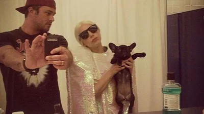 Звезды в соц сетях: селфи, поцелуи, смешные лица звезд