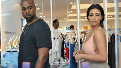 Ким Кардашьян засветила грудью в магазине