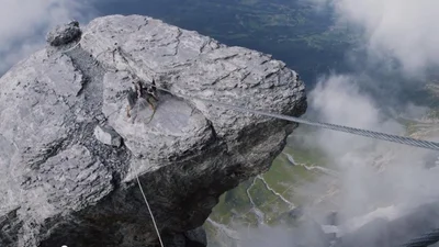 Маленькая собака удивительно летает над горами Швейцарии