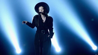 Певица Lorde круто спела на Billboard