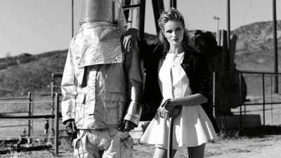 Рози Хантингтон-Уайтли, грязные мужчины, лопаты и нефть