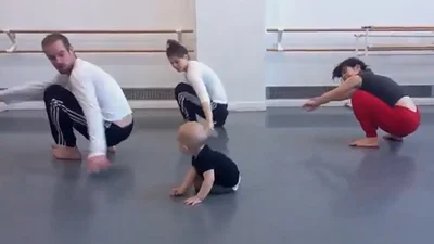 Смешной малыш покорил своими танцами