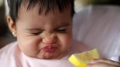 Кривляки-детки кушают лимон