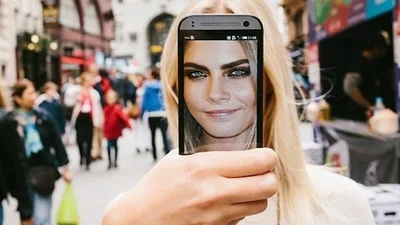 Звездные лица попали на прикольные селфи