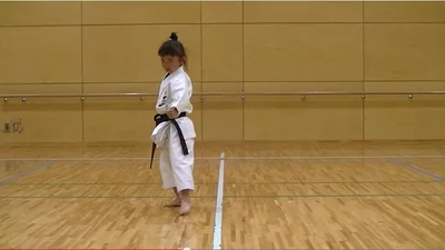 7-летняя девочка владеет карате лучше, чем взрослые мужчины