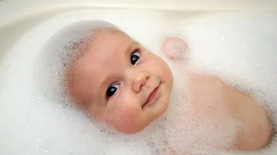 Самое милое купание новорожденной малышки