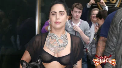Леди Гага шокировала прохожих прозрачным бельем