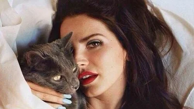 Лана Дель Рей в обнимку с котом на обложке Rolling Stone