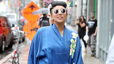 Леди Гага ходит на йогу в ярком кимоно