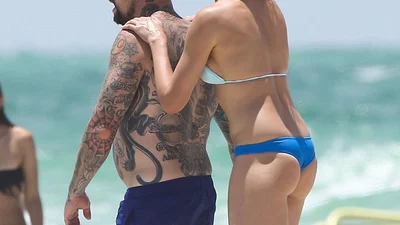 Кэмерон Диас показала тело бойфренда в татухах