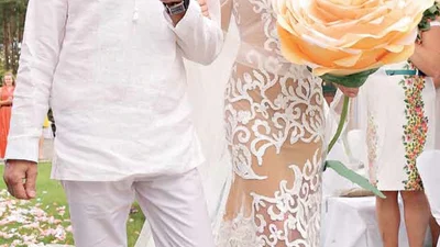 Яна Соломко удивила свадебным платьем и букетом невесты