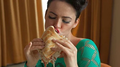 Даша Астафьева возбуждается от фаст-фуда