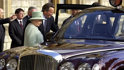 Зіркові машини: королева Єлизавета любить швидкість