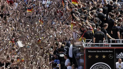 Сборную Германии встретили в Берлине сотни тысяч фанатов