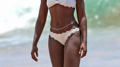 Новая порция звездных тел в купальниках