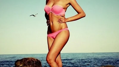 На пляже: Яна Клочкова и ее коллекция купальников