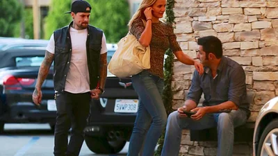 Камерон Диас подсела на панк-рок и показала бюстгальтер на людях