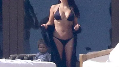 Ким Кардашьян показала все прелести своей фигуры в одном селфи